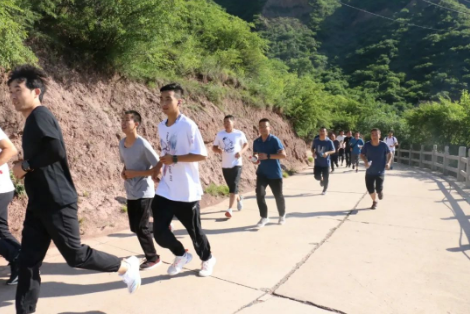 助力文旅市场 展示产投风采——开云官方手机登录入口-开云(中国)
组织开展员工登山比赛活动(图3)